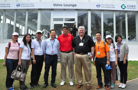 新世界中国地产(华南)管理层及佛山高尔夫球会管理层与2013佛山公开赛冠军拿祖·埃尔维拉合影